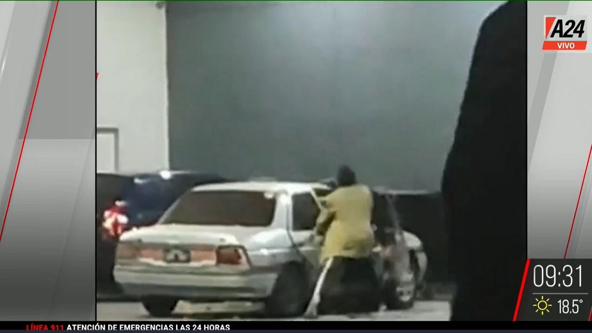 Furia y locura contra un delivery en Rosario. Foto: captura de video.&nbsp;