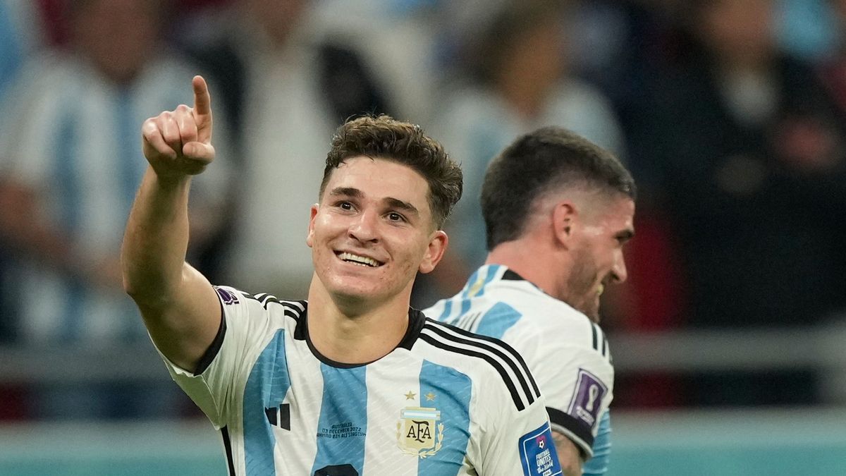 Reciben a Julián Álvarez con una caravana en Calchín (Foto: AP).