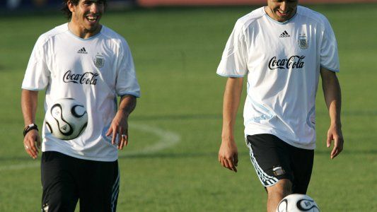 Tevez le devolvió la pared a Riquelme: Román es el máximo ídolo del club