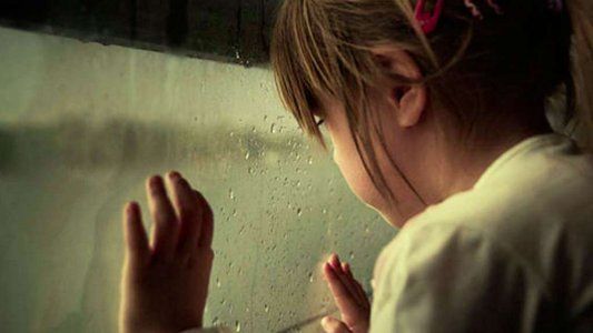 Abusó de siete nenas en las pijamadas que organizaba su hijastra