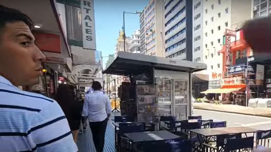 Influencer transmitía en vivo en el microcentro y fue asaltada: quedó todo grabado en Youtube