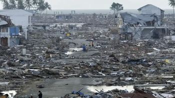 Video | Se cumplen 18 años del tsunami que mató a 200.000 personas en Tailandia: las imágenes de la tragedia