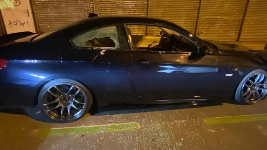 Destrozó el BMW pistero de su hijo para evitar que manejara borracho