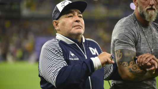 Amor eterno: Maradona volvió a La Bombonera, recibió una plaqueta y el afecto de todos los hinchas