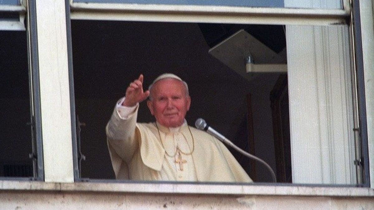 Juan Pablo II, desde la clínica Gemelli saluda a los fieles. ¿Sucederá lo mismo con Francisco en Semana Santa? (Foto. gentileza vatican news) 