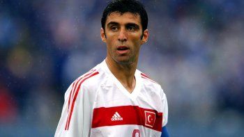 Marcó el gol más rápido de la historia de los Mundiales y hoy maneja un Uber: el cambio de vida del turco Hakan Sukur