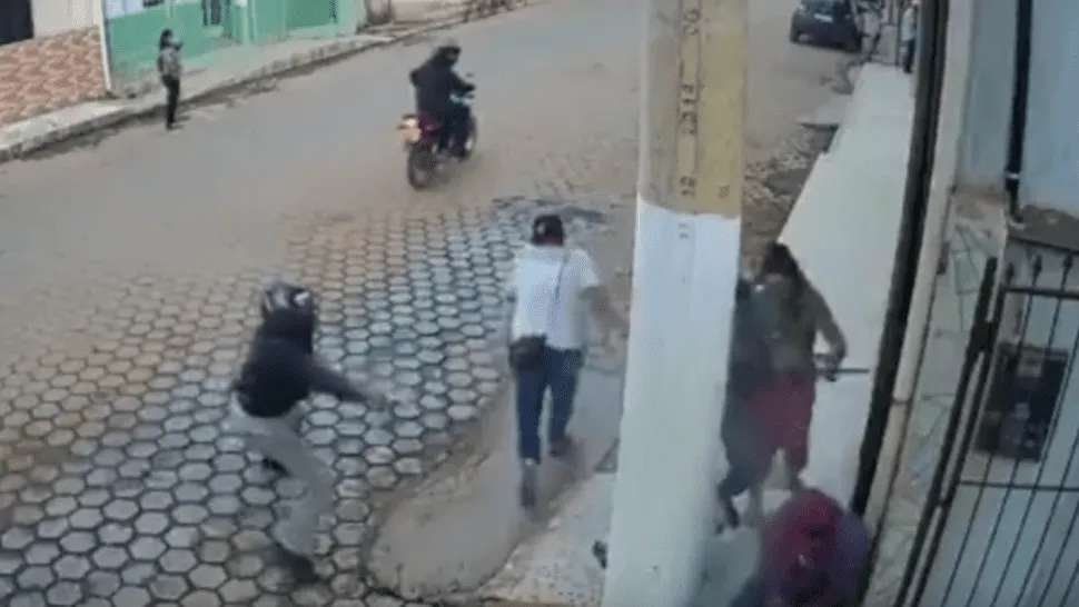 Video escalofriante: un poste salvó a un hombre de ser acribillado a tiros