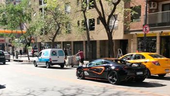 Un cartonero y un McLaren: la imagen que muestra el feroz contraste de la desigualdad