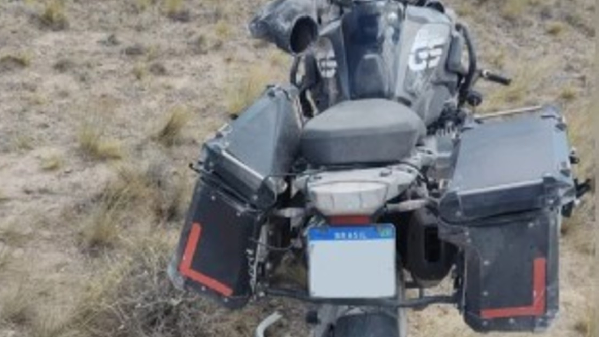 Un turista brasileño murió tras perder el control de su moto por fuertes ráfagas de viento en Chubut. (Foto: Clarín)&nbsp;