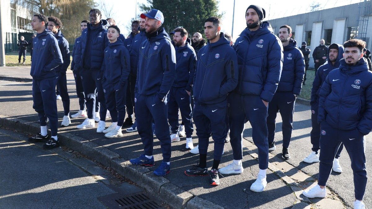 Los jugadores del PSG miran una bandera con un tono desafiante que le pusieron los ultras. (Foto: Twitter PSG) 