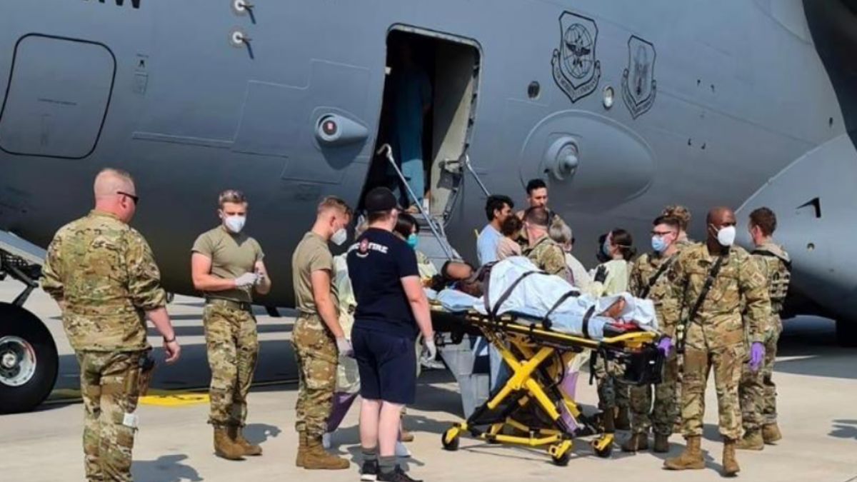 Una mujer dio a luz apenas aterrizó el avión que la evacuó de Afganistán.