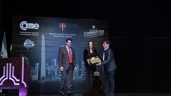 Mora Godoy recibió una placa por su labor de representarnos en el mundo