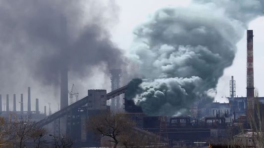 Ataque con bombas de fósforo en Ucrania: qué son y cómo sigue la situación en la acería Azovstal