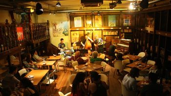 biblioteca cafe: musica, comida y libros en el sotano de un teatro biblioteca cafe: musica, comida y libros en el sotano de un teatro