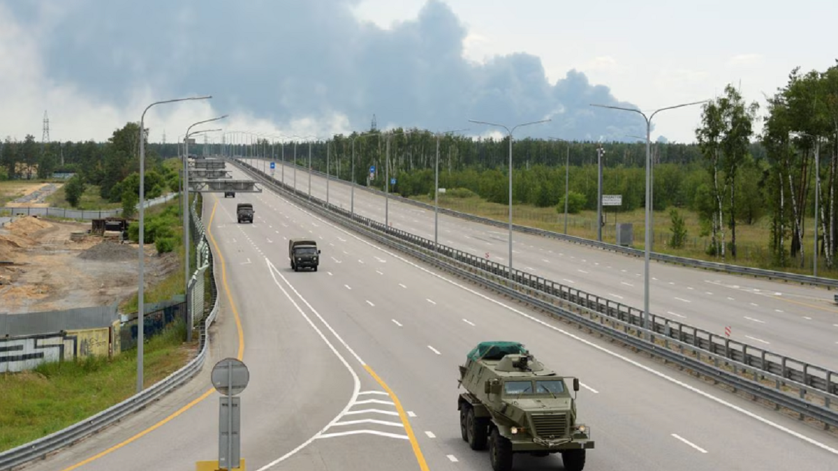 La columna de vehículos militares del grupo de Wagner en la autopista M4 hacia Moscú. FOTO STRINGER (REUTERS)