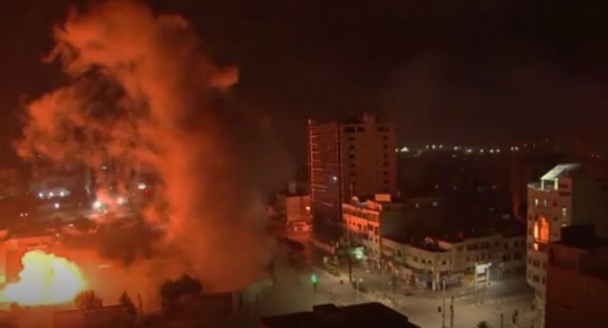 Un misil israelí impacta sobre un edificio de Gaza, en el ataque contra posiciones de Hamas. (Foto: AP)