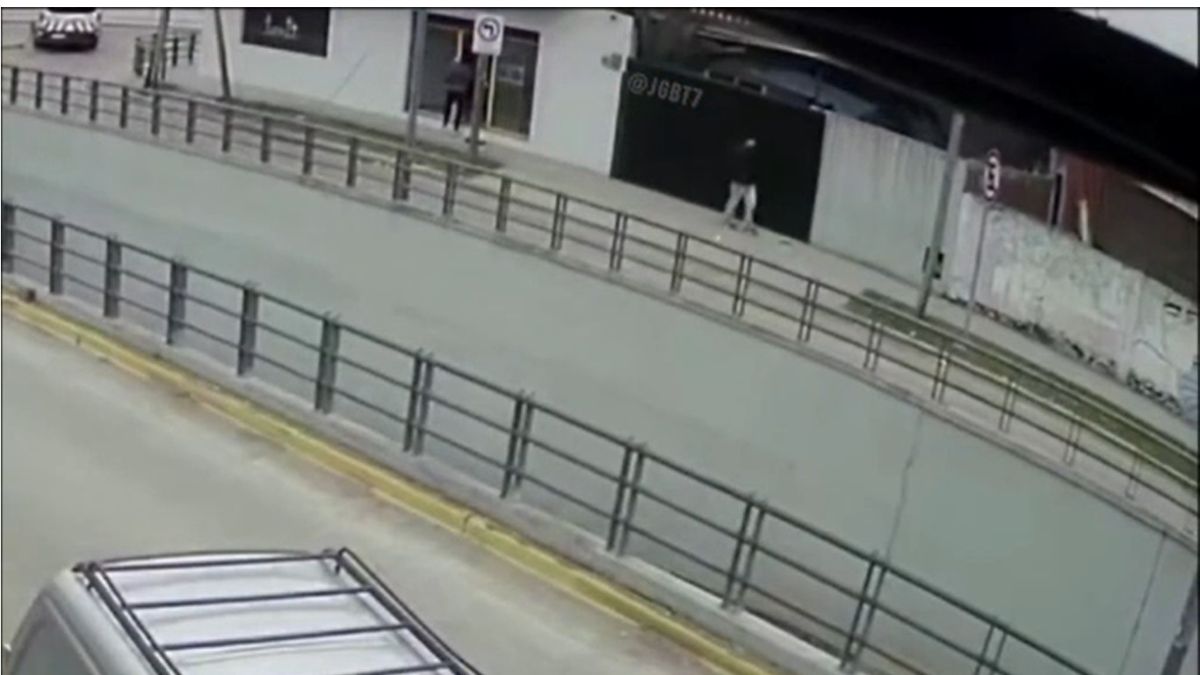 Un barrio vive aterrorizado por un hombre que hostiga a las mujeres. (Foto: captura de video)