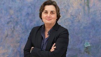 ¿Quién es la primera mujer en dirigir el Museo Louvre?
