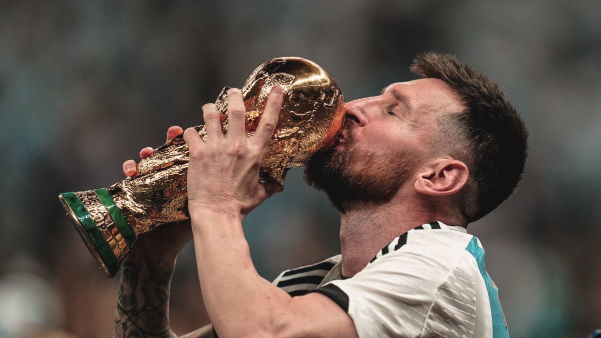 Messi y la imagen que todos los argentinos desean volver a vivir: con la Copa del Mundo en sus manos. (Foto: Archivo)