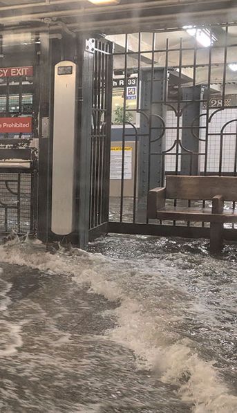 Cascadas: los impresionantes videos del subte de Nueva York completamente inundado
