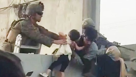 Desesperado éxodo por abandonar Afganistán ante el regreso de los talibanes