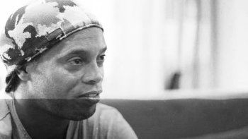 Ronaldinho: En la cárcel jugaba al fútbol y firmaba autógrafos