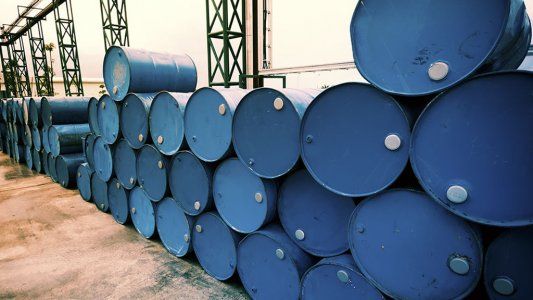 Por el coronavirus y la falta de acuerdo entre los productores, cayó un 30% el precio del petróleo