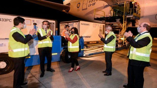 Llegó el avión con más de 900 mil dosis de la vacuna Sinopharm para los docentes