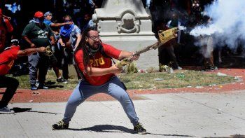 Aún buscado por la Justicia, el “militante del mortero” pidió “sacar a Macri como sacamos a De la Rúa”