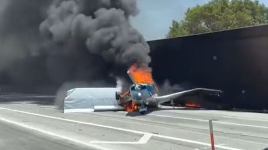 Video: una avioneta se incendió al aterrizar y chocar en una autopista de California