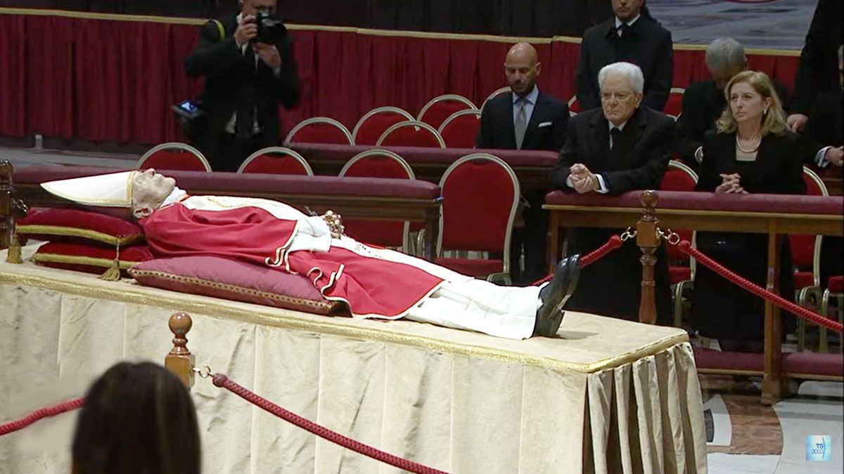 Sergio Matarella, presidente de Italia, en el velatorio de Benedicto XVI (Foto: Captura de TV)