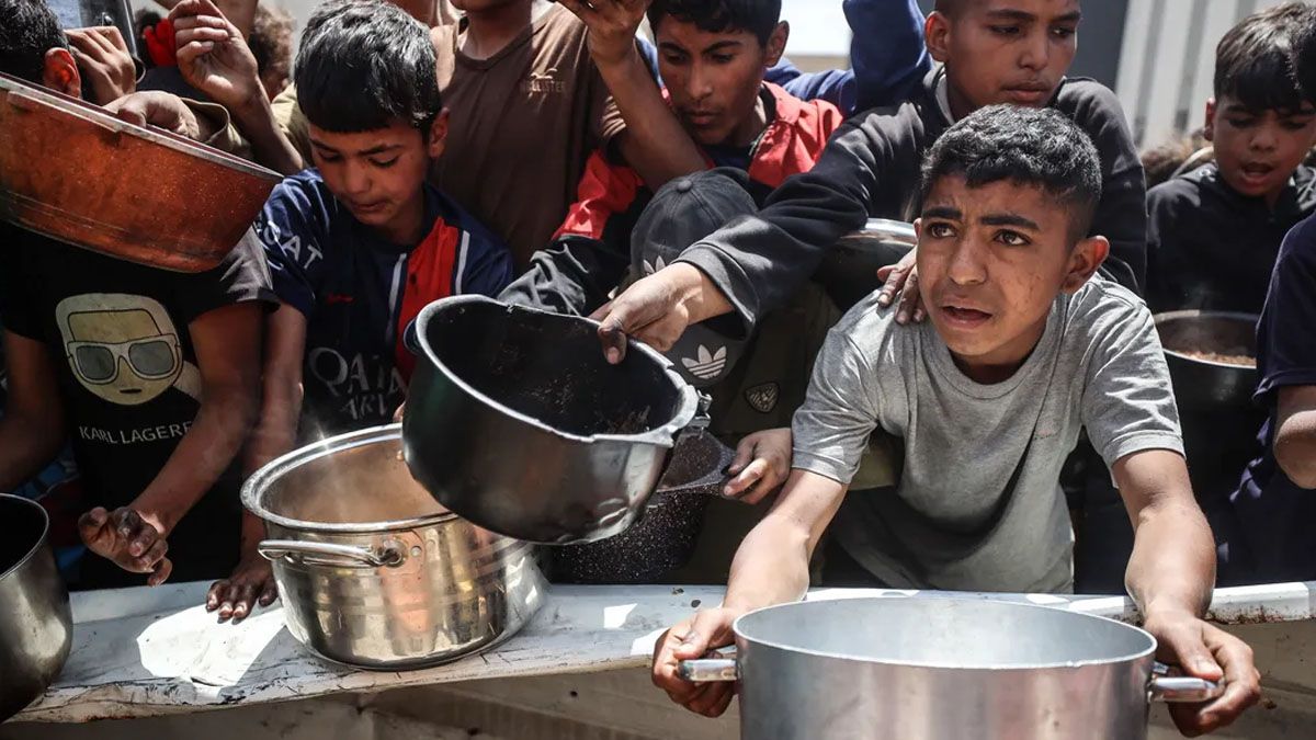 Niños gazatíes lloran por lograr tener una ración de comida en la casi inexistente ayuda humanitaria. (Foto: Gentileza RS)