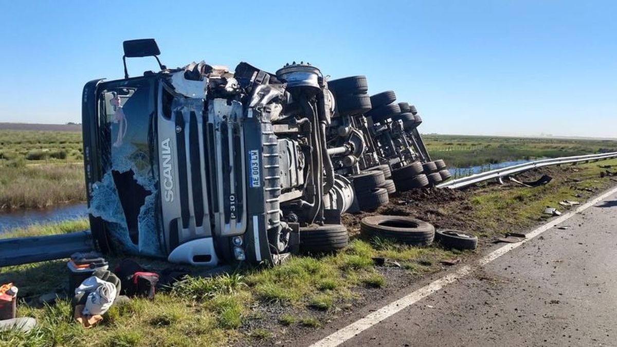 El conductor del camión, en tanto, resultó ileso a pesar de que volcó en la maniobra por tratar de esquivar el automóvil.