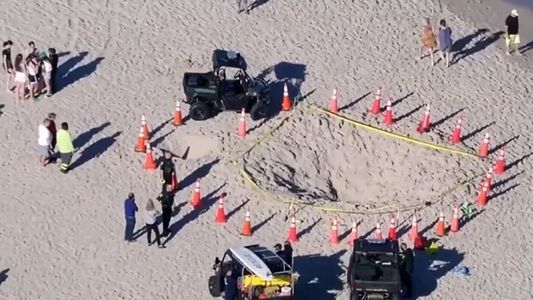 La escalofriante muerte de una niña que cavaba un pozo de arena y quedó atrapada