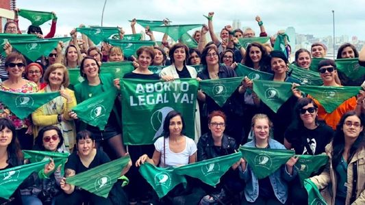 Muriel Santa Ana encabezó un pañuelazo por el Aborto Legal en el Festival de Cine de Mar del Plata