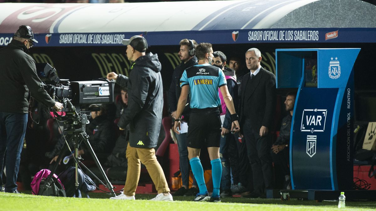 El VAR tuvo su debut en el fútbol argentino en el juego entre Colón de Santa Fe y Aldosivi (Foto: Telam).