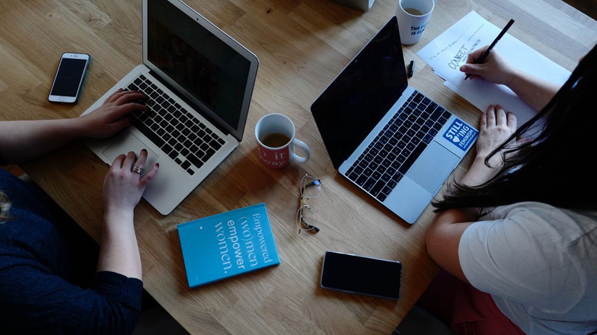 Para profesionales en constante movimiento, se valora una computadora port&aacute;til liviana y con dimensiones &oacute;ptimas para llevarla a todas partes. (Foto de CoWomen en Unsplash)