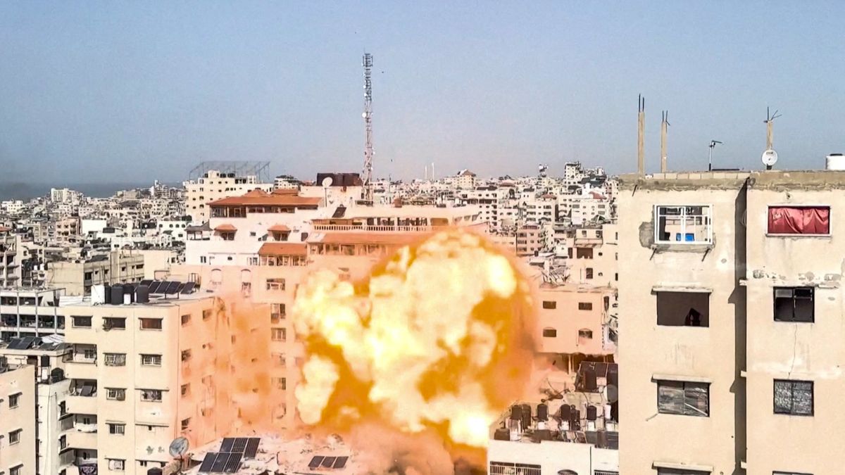 Una explosión ocurrida este sábado en Gaza luego de que un proyectil impactara contra un edificio durante un ataque aéreo israelí.