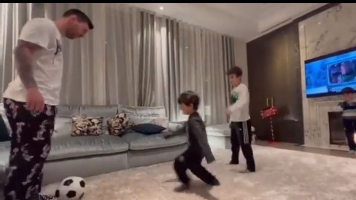 Messi con sus tres hijos jugando como un padre más.