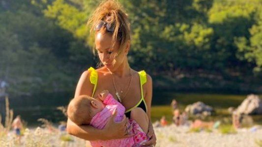 Barby Silenzi quiso mostrar el tierno momento en el que amamantaba a su hija, pero la niña se soltó y dejó su lola al aire