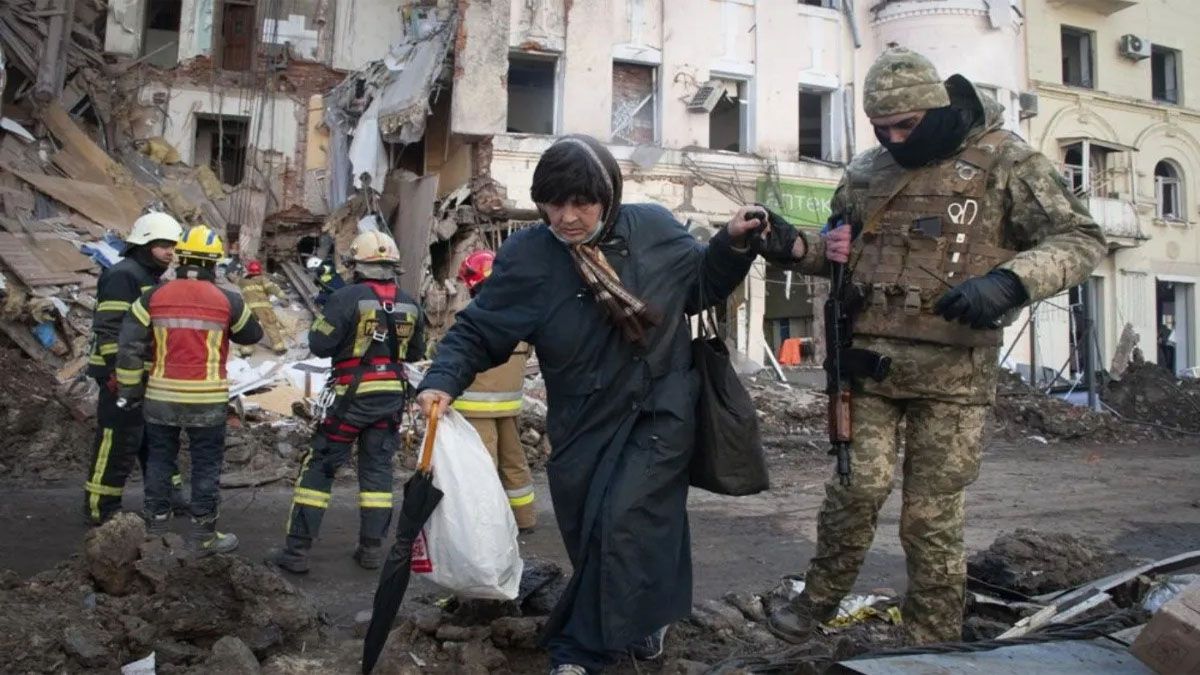 Siguen las evacuaciones en Mariupol pero los ataques sobre los corredores humanitarios son una amenaza (Foto: AP)