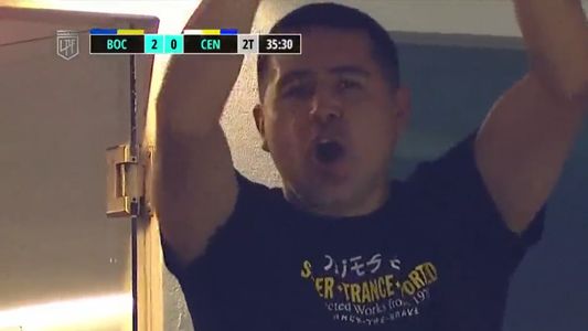 El festejo y aplausos de Riquelme en el golazo de Fabra contra Central