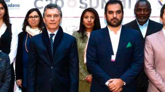 Mauricio Macri recibió un pañuelo verde, a dos días de la histórica votación en el Senado