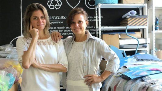 Paula y Emiliana hacen carteras y libretas con bolsas plásticas recicladas