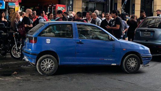 Un hombre se atrincheró dentro de su auto en la puerta de Tribunales y evitó que la grúa se lo llevara