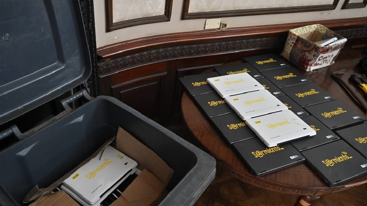 Detuvieron a cinco adolescentes tras robar más de 142 netbooks de una escuela primaria. (Foto: Policía de la Ciudad)