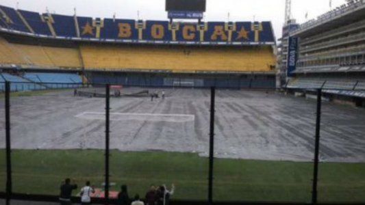 Ponerle la lona al césped o no, esa es la discusión ahora para luchar contra el temporal