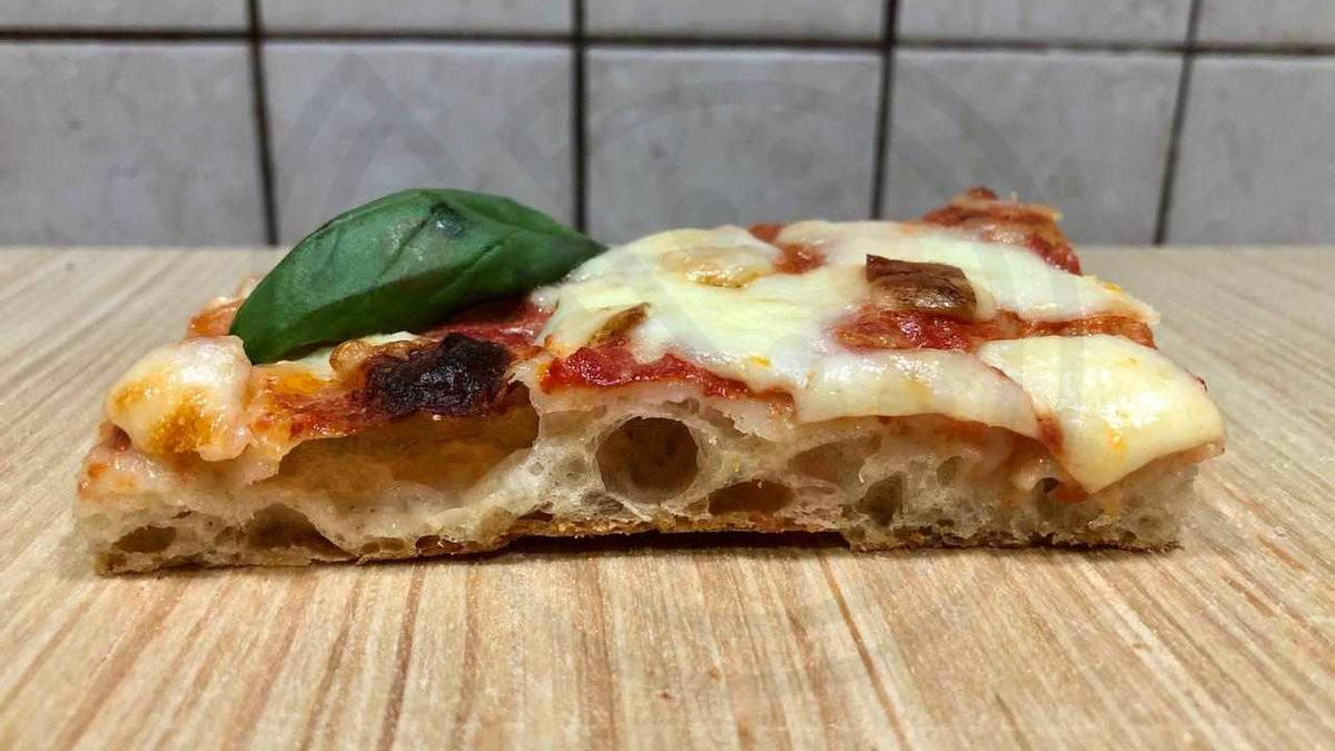 Masa esponjosa y cobertura sabrosa: receta de pizza in Teglia