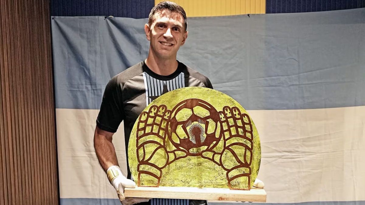 La noche del Dibu Martínez: del homenaje de Boca al nuevo récord que alcanzó en la Selección Argentina
