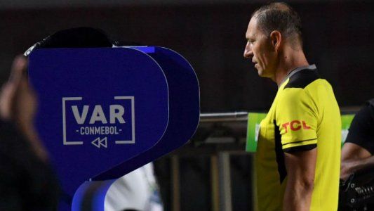 Pitana hizo historia al cobrar el primer penal con asistencia del VAR de la historia de la Copa América